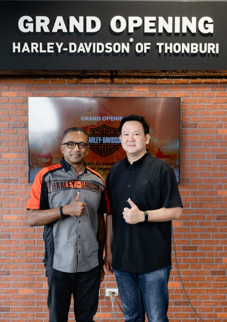 (ซ้าย) ซาจีฟ รัชเกคาราน กรรมการผู้จัดการ Harley-Davidson สำหรับตลาดเกิดใหม่ในเอเชียและอินเดีย และปอนด์ จงเสรี ผู้จัดการทั่วไป บริษัท ยูเอส มอเตอร์ไบค์ จำกัด (ขวา).jpg