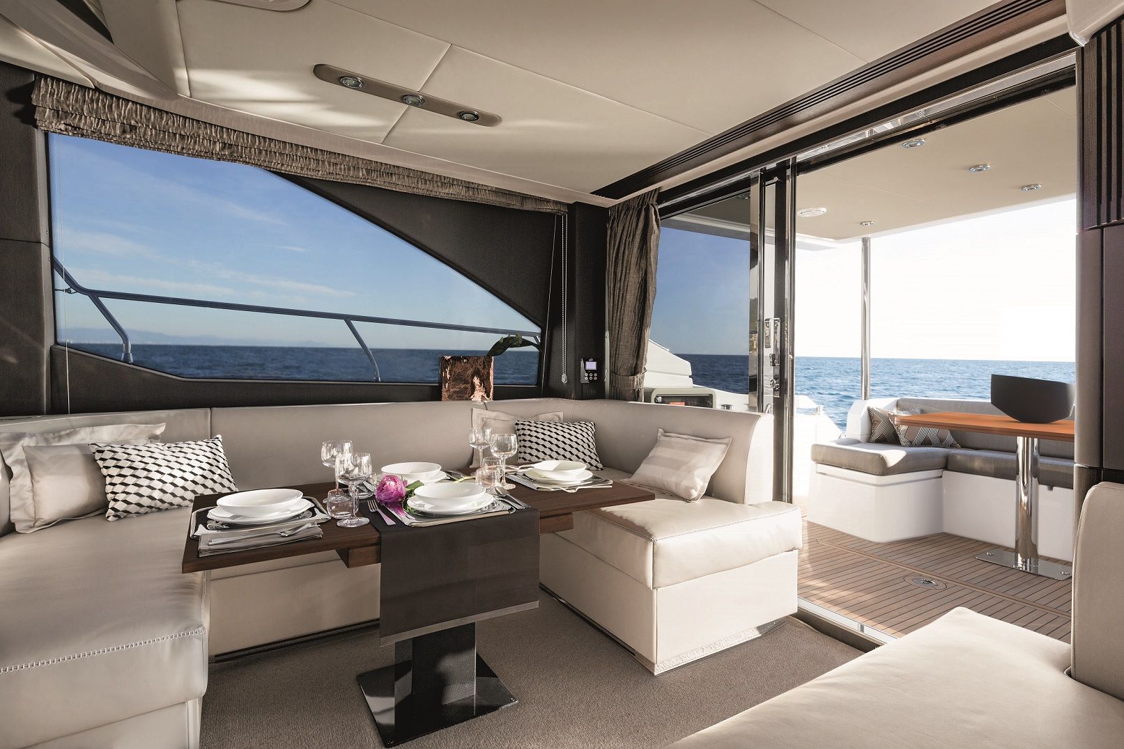 Azimut 50 Salon 2.jpg